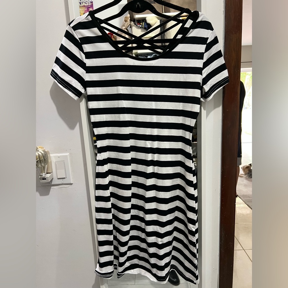 Women’s black and white dress with Criss cross back. Stretchy size medium NWT